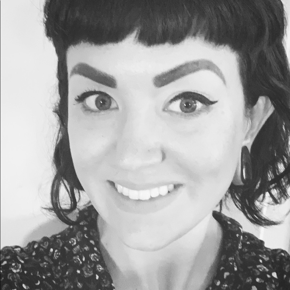 Meet your Posher, Christa, Owner of VdBoutique!💜